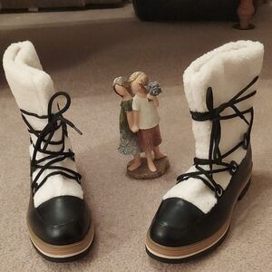 NWOT Cozy Winter Lace-Up Boots - Black and White